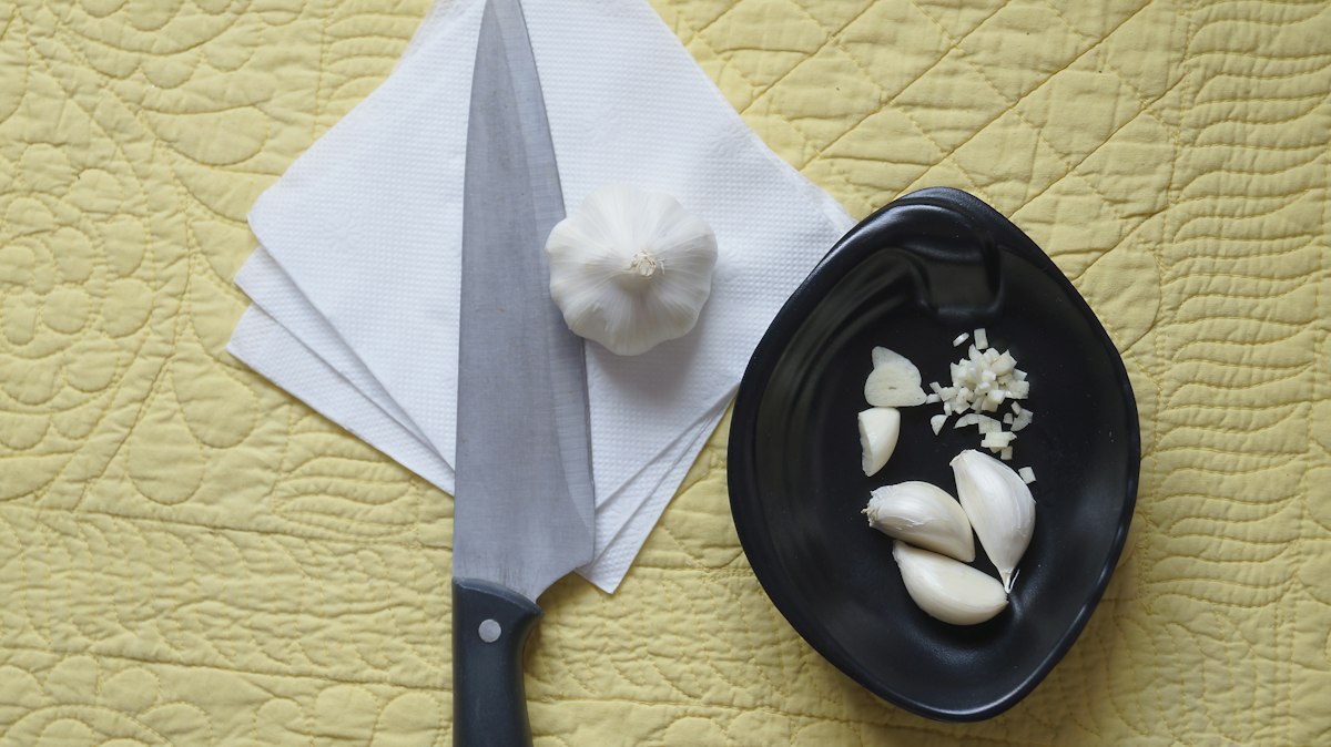 Frasco de ajo en miel casero con ingredientes frescos
